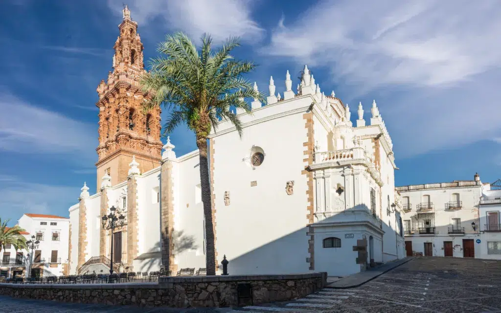 Iglesia de San Miguel en la plaza de España, Jerez de los Caballeros. Por Cavan