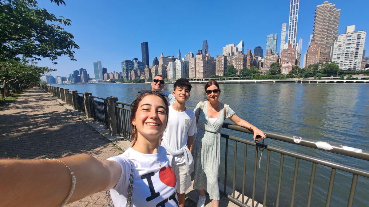 Foto en familia con el East River y el Skyline de Nueva York detrás