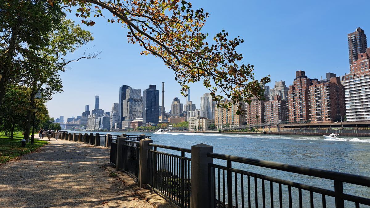 Paseo ribereño junto al Río Este