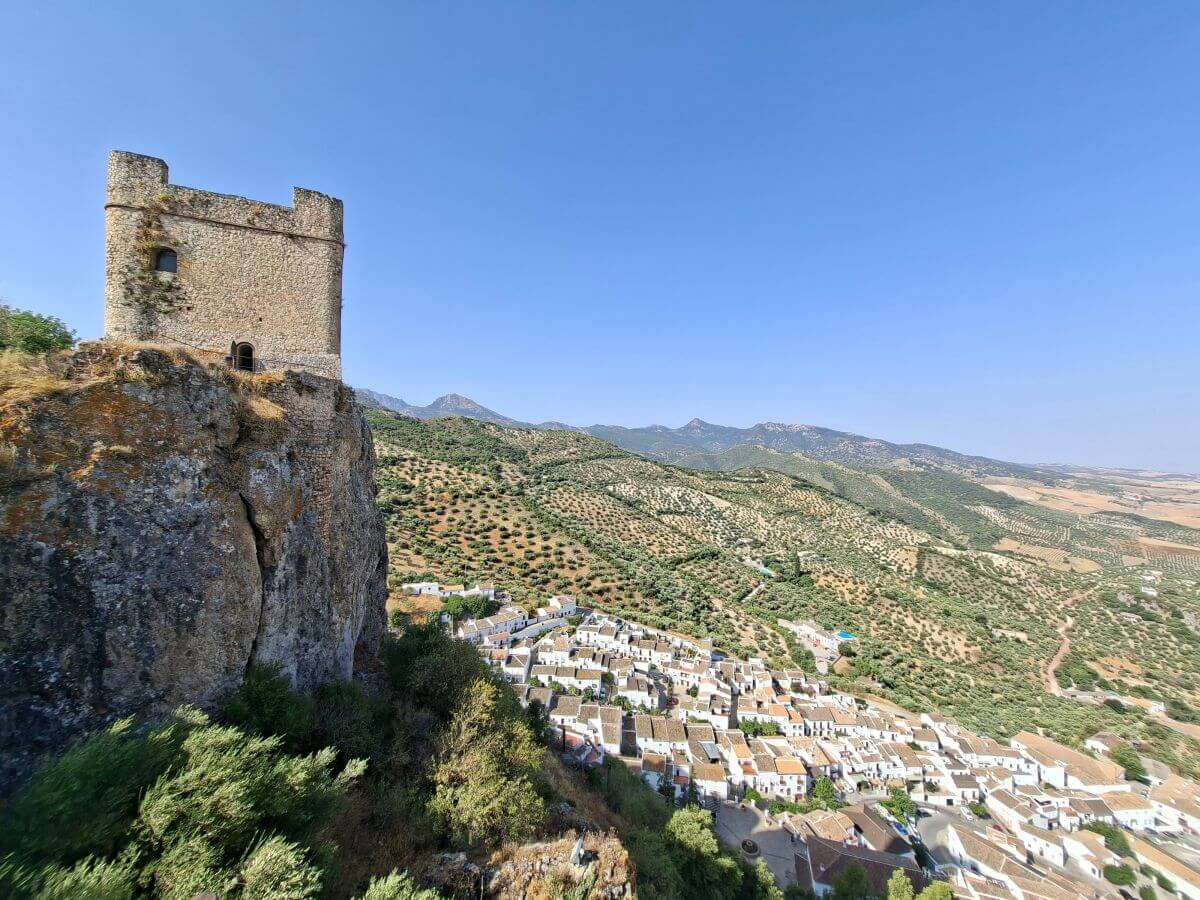 Zahara de la Sierra a los pies del castillo