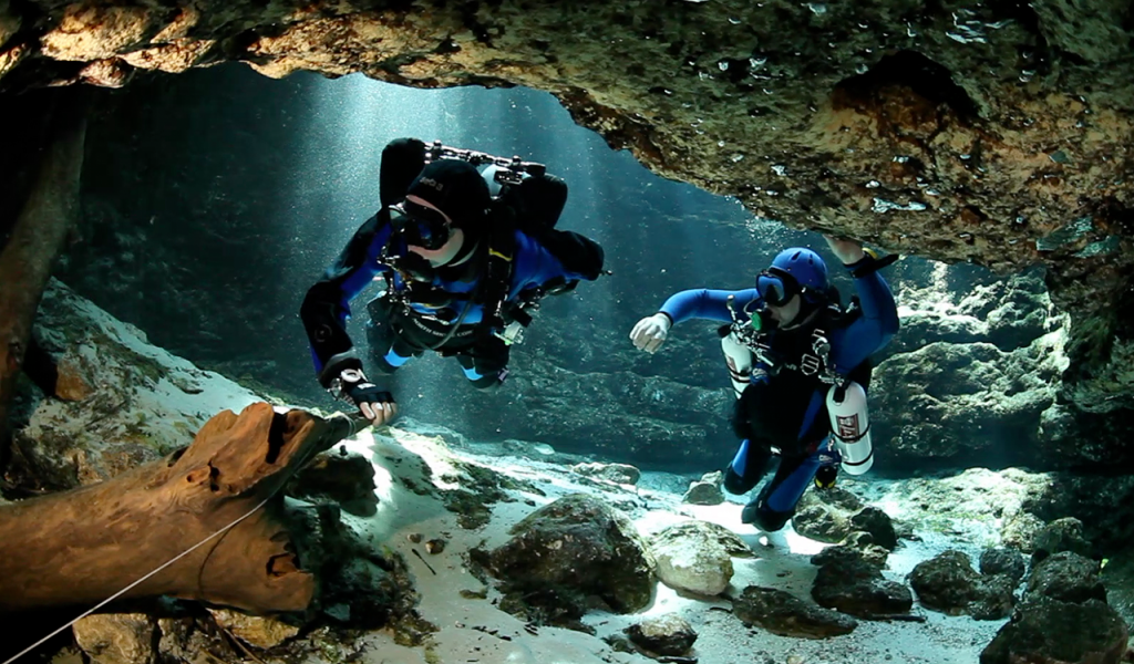 Alfredo Román Parra Yarza | Explorando el Abismo Azul