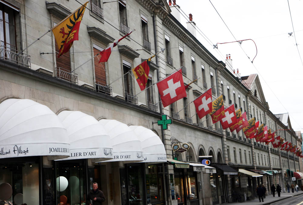 Banderas suizas en la rue Corrateire 