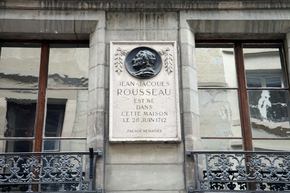 se puede visitar la casa natal de Rousseau en el 40 Grand Rue, cerca del Ayuntamiento