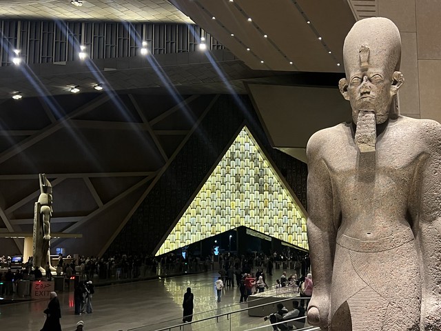 Interior del Gran Museo Egipcio (GEM) en El Cairo