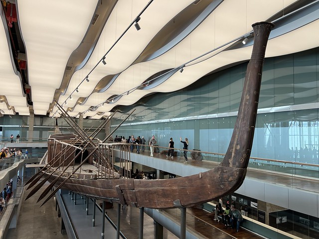 Barca solar de Keops en el Gran Museo Egipcio (GEM)