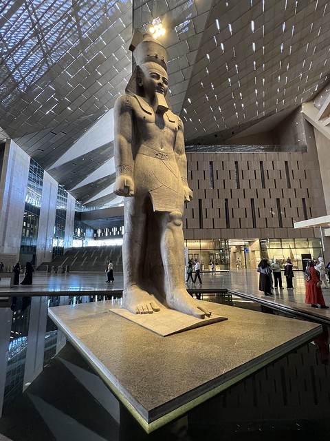 Estatua de Ramsés II en el Gran Museo Egipcio de El Cairo