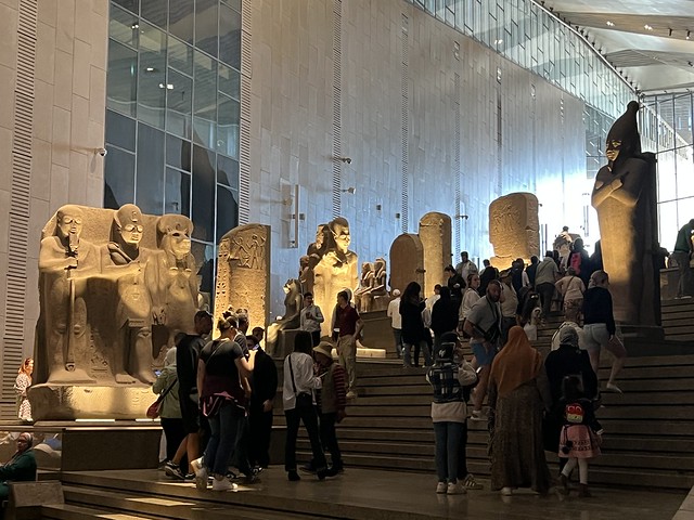 La Gran escalinata en el Gran Museo Egipcio