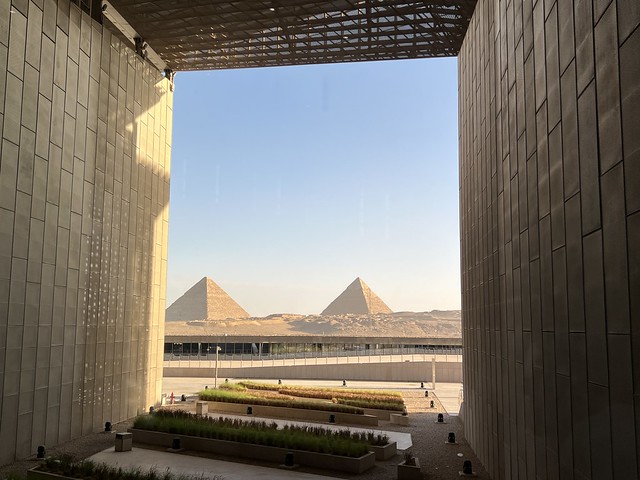 Las pirámides vistas desde el Gran Museo Egipcio