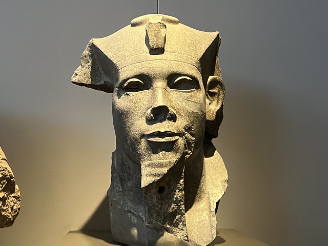 Rostro de faraón del Imperio Medio en el Gran Museo Egipcio