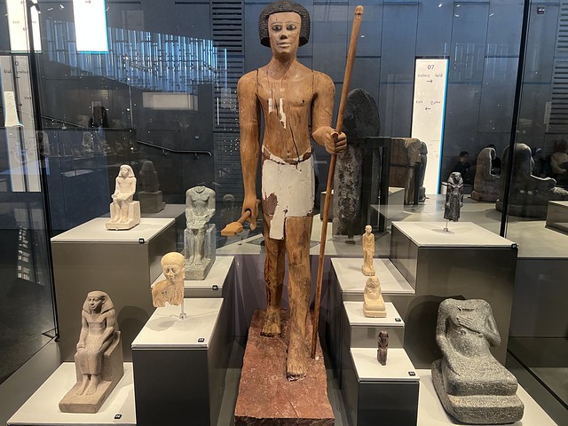 Objetos escultóricos expuestos en el Gran Museo Egipcio