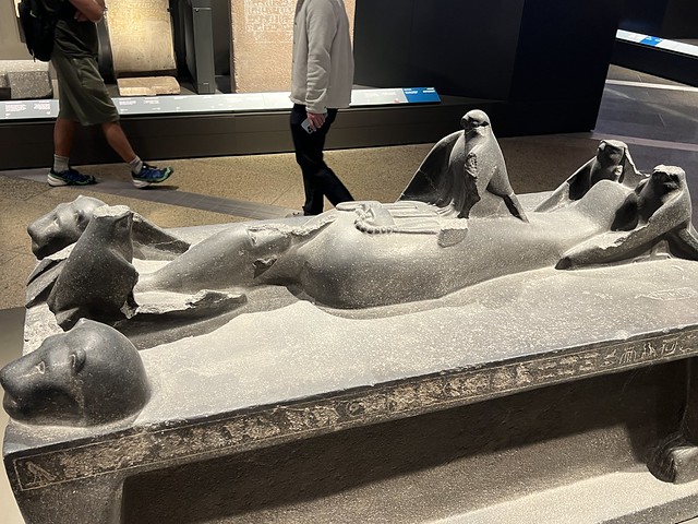 Osiris fecundando a Isis en forma, la cual tiene forma de ave