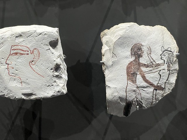 Óstracas halladas en el valle de los artesanos de Luxor (Gran Museo Egipcio)