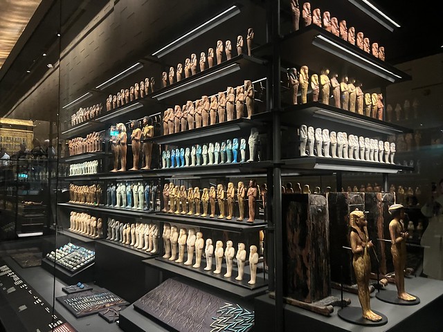 Colección de ushabtis en el espacio dedicado a los tesoros de la tumba de Tutankhamon en el Gran Museo Egipcio