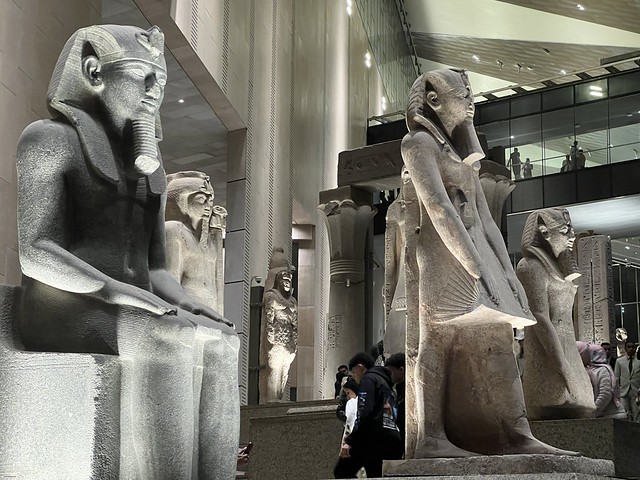Estatuas de la Gran Escalinata (Gran Museo Egipcio)