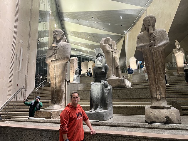 Sele en la Gran Escalinata del Gran Museo Egipcio