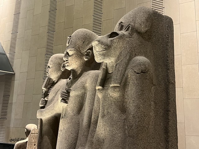 Ramsés II con Ptah y la diosa Sekhmet en el Gran Museo Egipcio