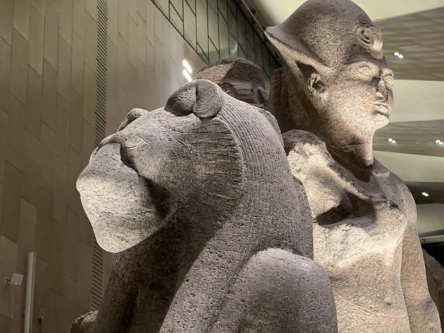 Estatuas de granito en el Gran Museo Egipcio