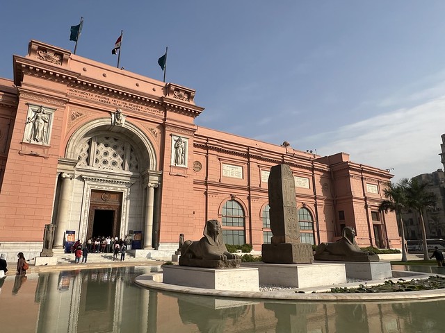 Edificio del viejo museo de El Cairo en Plaza Tahrir