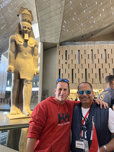 Sele con Khaled Awad en el Gran Museo Egipcio