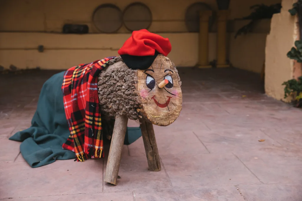 Caga Tió de Navidad con la mantita en Cataluña. Por OSORIOartist.
