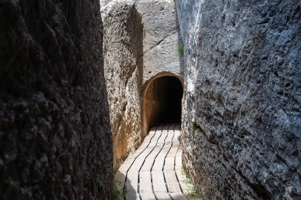 Acueducto romano en la ruta de Peña Cortada o Penya Tallada de Chelva y Calles. Por MiguelAngel