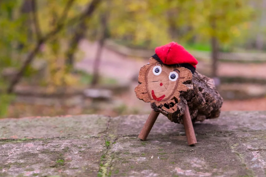 Caga Tió de Navidad en un bosque. Por Laia.