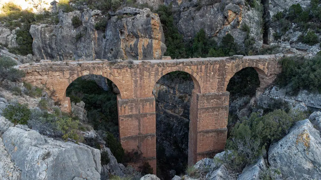 Acueducto romano en la ruta entre Chelva y Calles. Por Noah