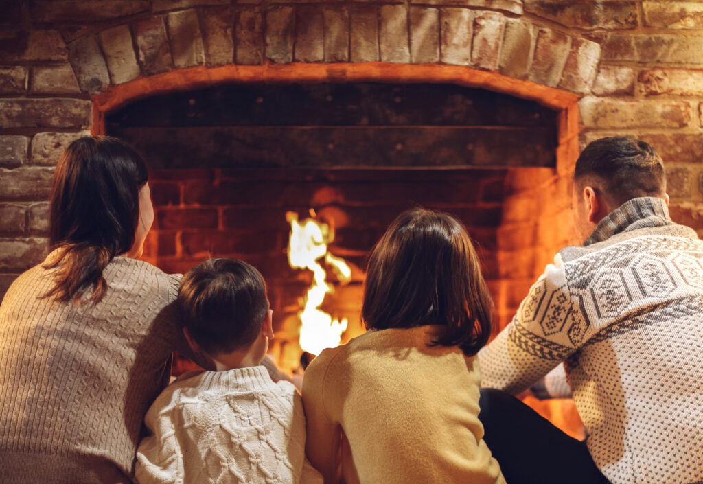 Familia ante una chimenea. Por Dasha Petrenko.