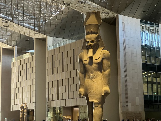 Estatua de Ramsés II en el Gran Museo Egipcio (GEM) de El Cairo 