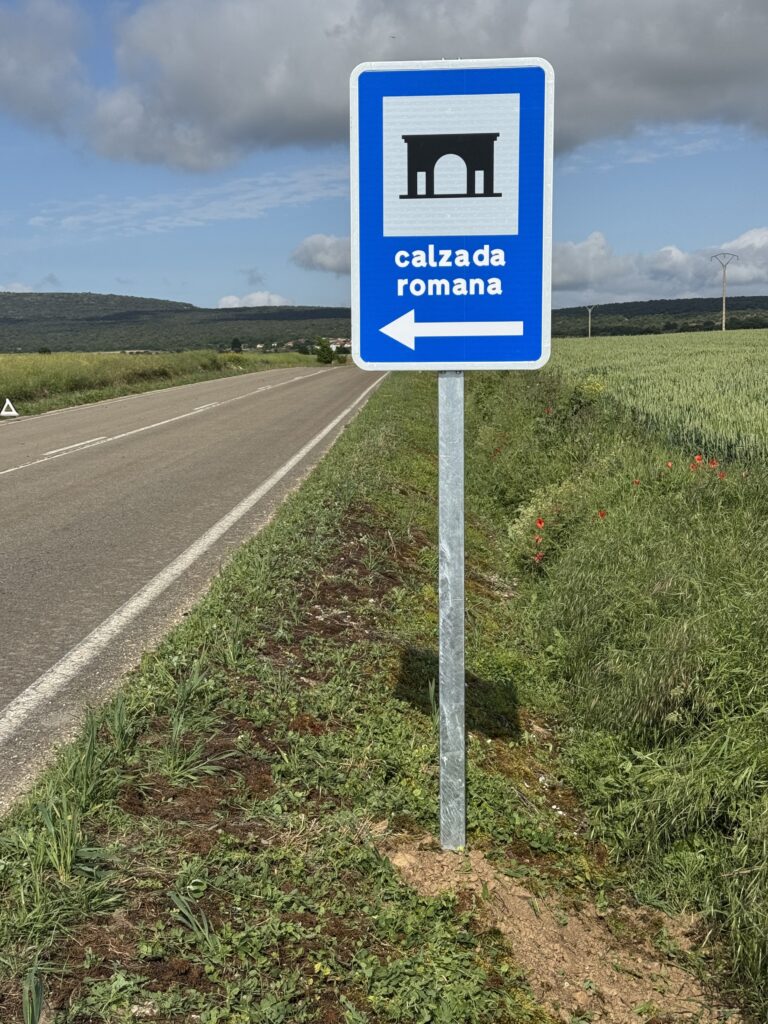 Señalización de la calzada romana de Valle de Losa en la carretera. Cedida por el Ayuntamiento de Valle de Losa