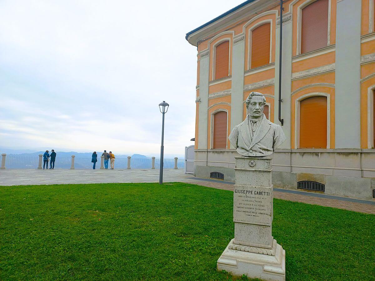 Monumento a Giuseppe Gabetti