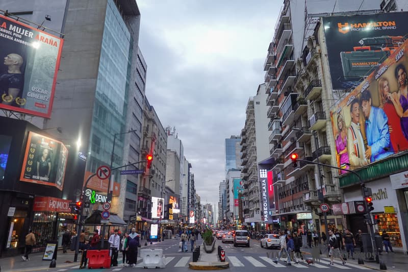 Avenida Corrientes, uno de los lugares donde alojarse en Buenos Aires