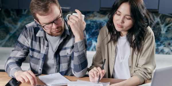 Héctor Andrés Obregón Pérez | El dilema del "nosotros" financiero: Luces y sombras de compartir cuenta bancaria