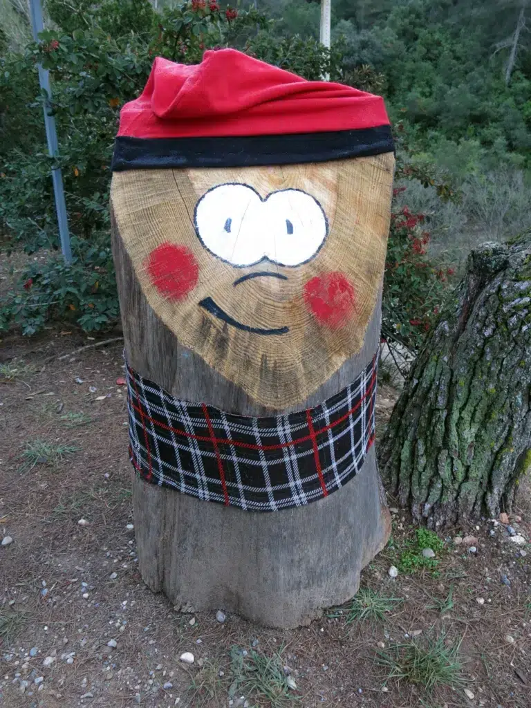 Tió a la entrada de mura. Por Enric.