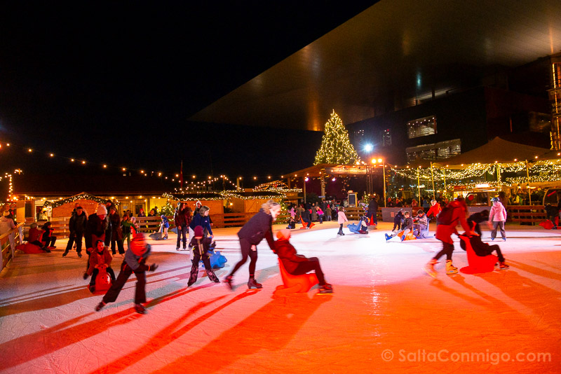 Lucerna en Navidad Pista Hielo Mercadillo Navideno