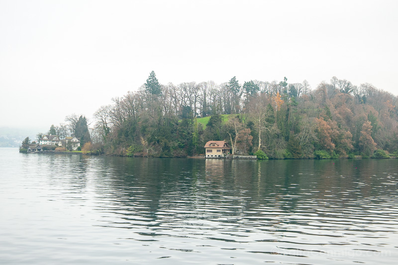 Lucerna en Navidad Crucero Lago Cuatro Cantones Niebla