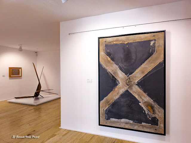 Tàpies "Gran Equis" (dcha.) y Palazuelo "Proyecto para Monumento II" - Museo Arte Abstracto Español, Cuenca, por El Guisante Verde Project