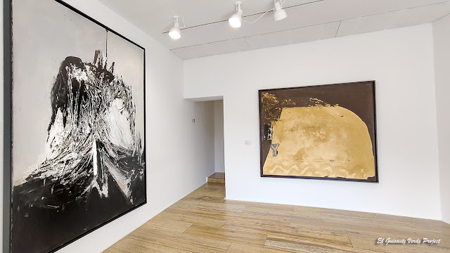 Canogar "Toledo" (izq.) y Tàpies "Marrón y Ocre" (dcha.) - Museo de Arte Abstracto Español, Cuenca, por El Guisante Verde Project