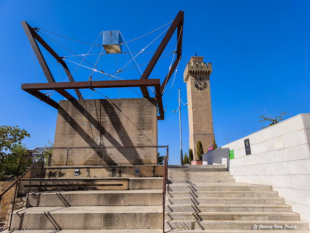 Gustavo Torner, monumento a la Constitución en la Plaza de la Torre Mangana - Cuenca, por El Guisante Verde Project