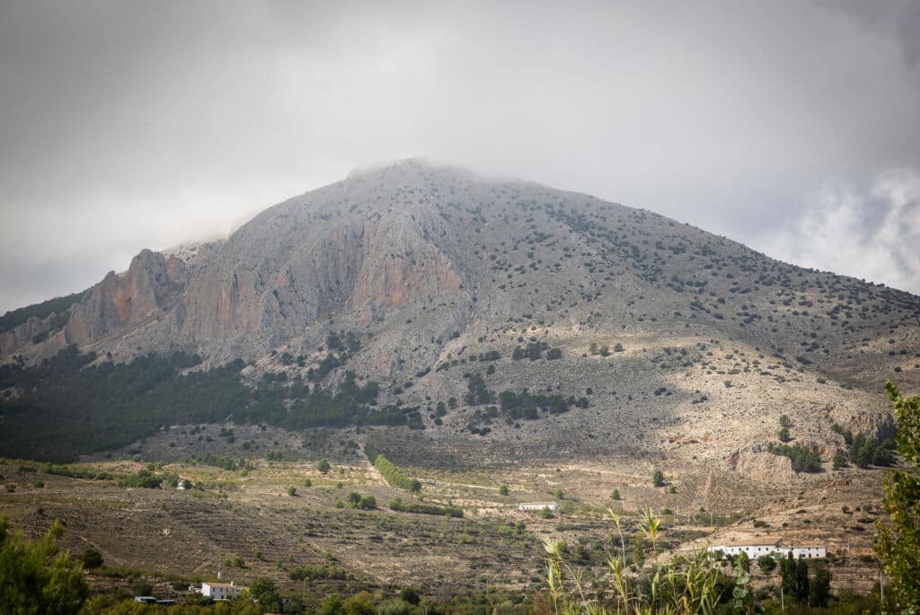 La montaña de Maimón, donde está la Cueva de los Letreros de Vélez-Rubio (Almería). Por Jorge Anastacio