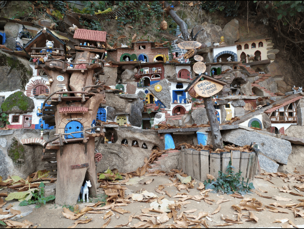 Poblado de los duendes del castañar de El Tiemblo. Por José Luján.