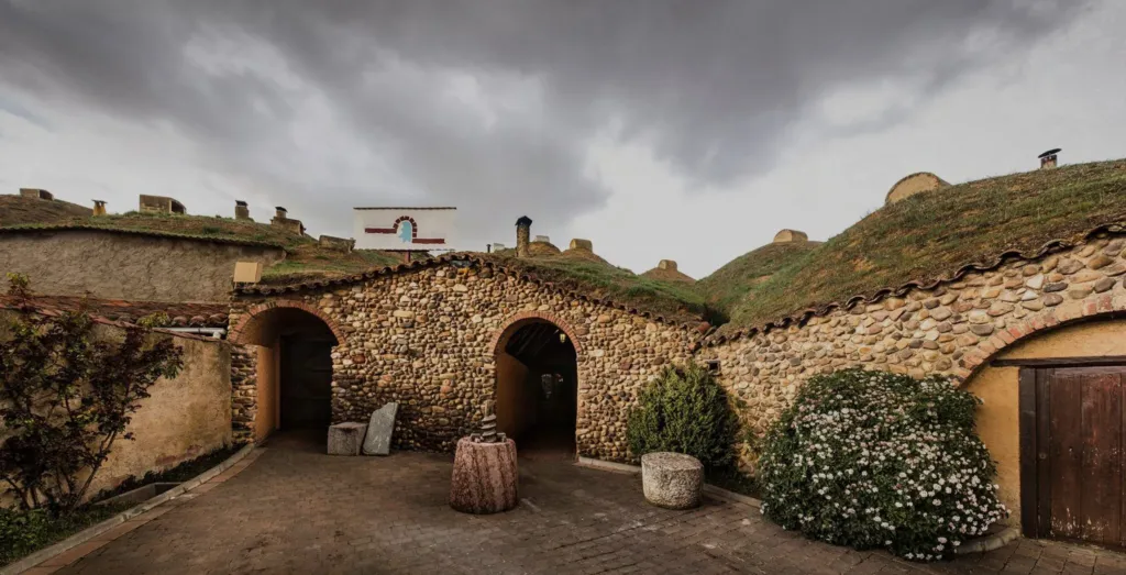 Entrada al restaurante a Cueva del Cura, en Valdevimbre (León).