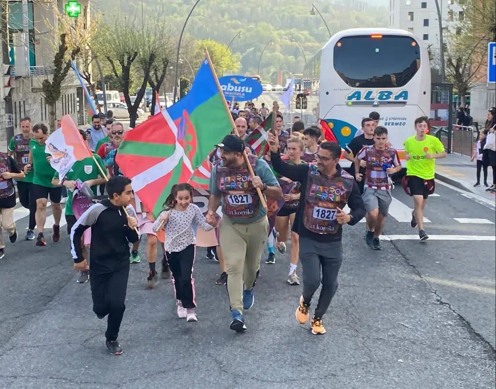 Gitanos participando en la 'Korrika', carrera por el euskera. Cedida por la Asociación Kale Dor Kayiko