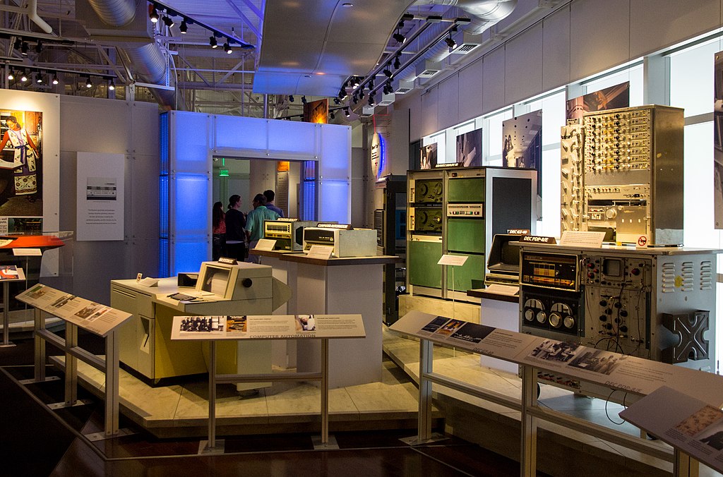 Y pensar que el primer ordenador de 1959 se puede visitar en el Museo California (Wikimedia Commons https://cutt.ly/XR40F8)