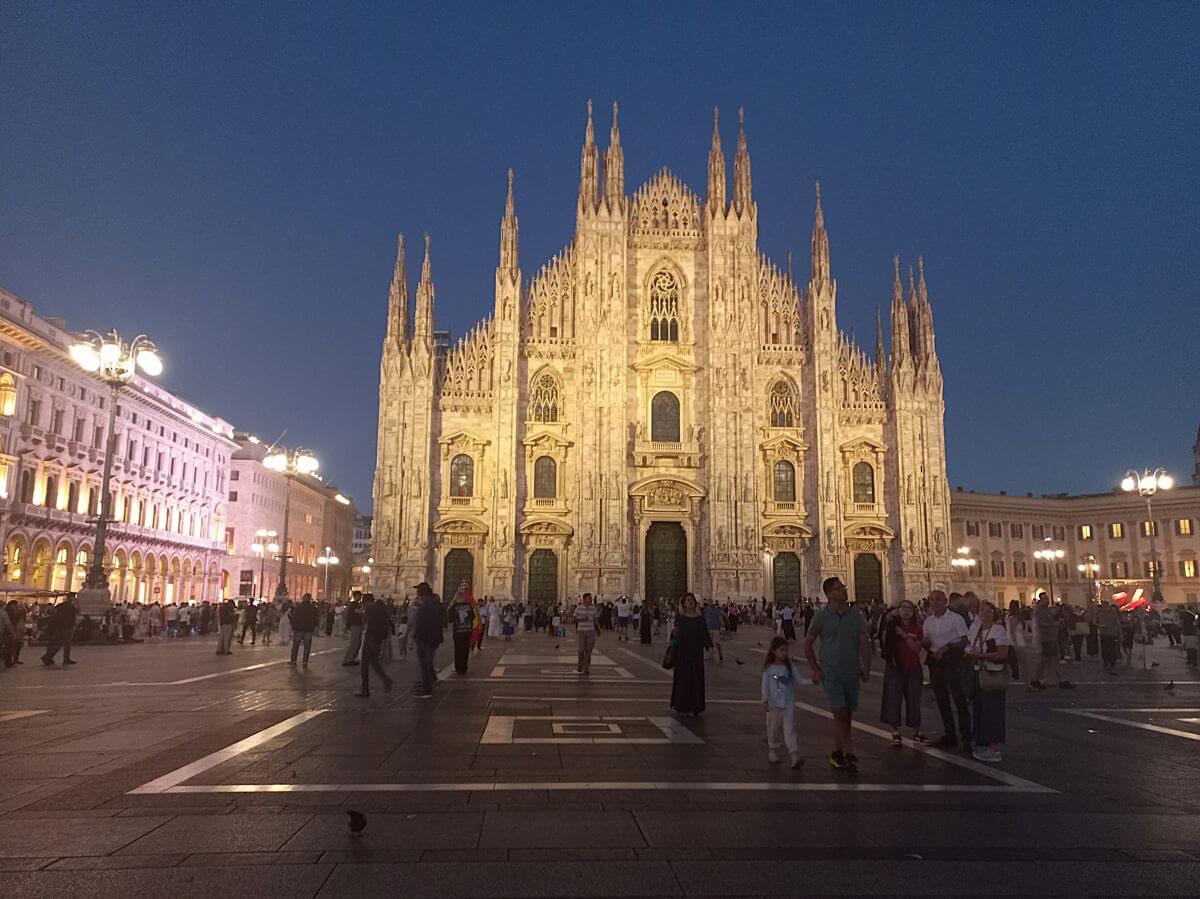 Plaza del Duomo de Milán al anochecer