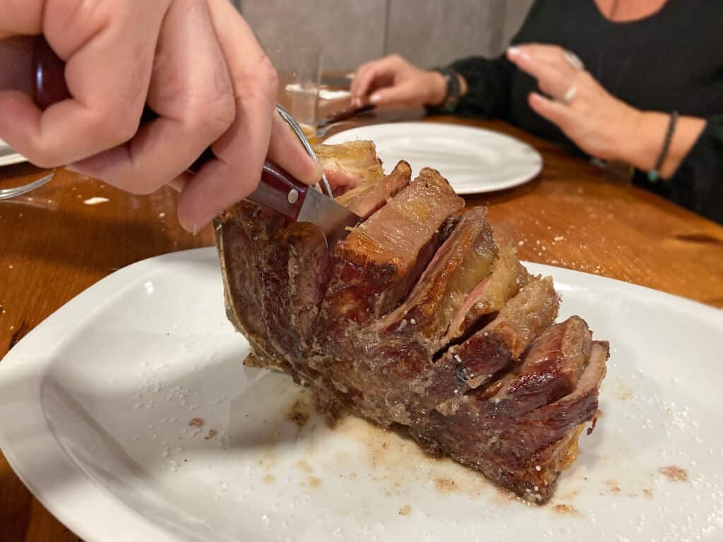 Txuleta (chuletón), ineludible en el menú de las sidrerías vascas.