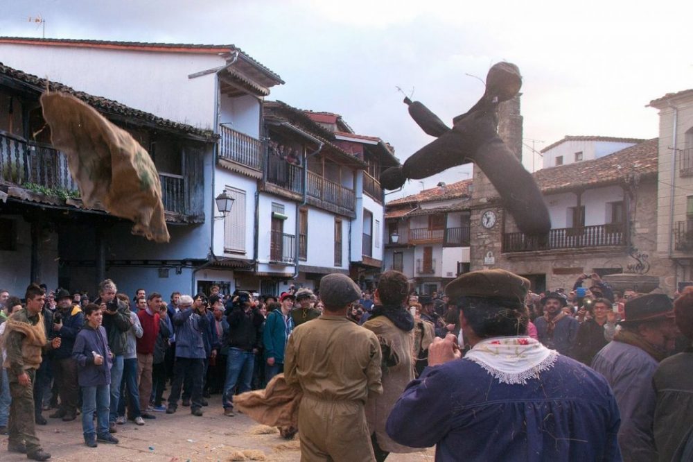 En el manteo del Peropalo participa todo el pueblo