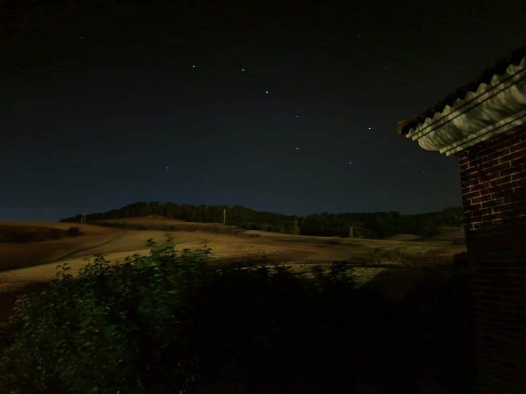 La vista nocturna desde el patio trasero de Finca Sotomar.