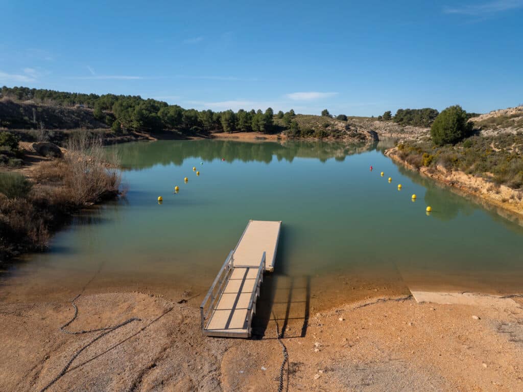 Acceso al embalse de Almansa (Albacete). Por Fotos ZonaFreeDrone