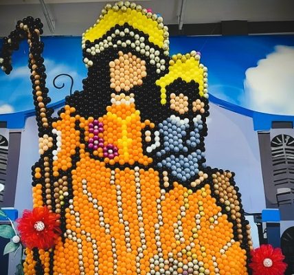 Centro Traki - Fe y color ¡Con mural de globos se rindió tributo a la Divina Pastora en Cabudare! - FOTO